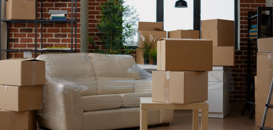 Sofa in Folie und Umzugskartons