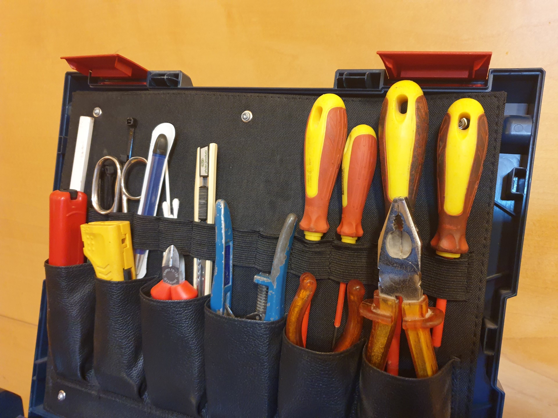 Werkzeugkoffer mit verschiedenen Handwerkzeugen.
