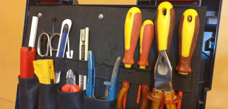 Werkzeugkoffer mit verschiedenen Handwerkzeugen.