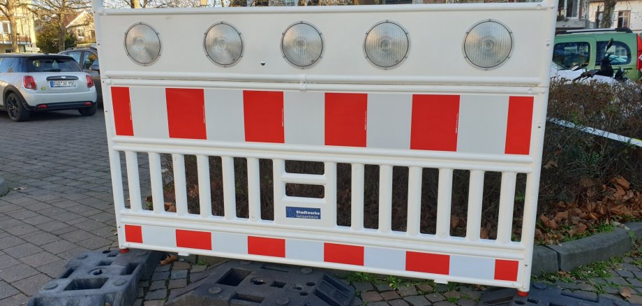 Heckenscheere an Hecke