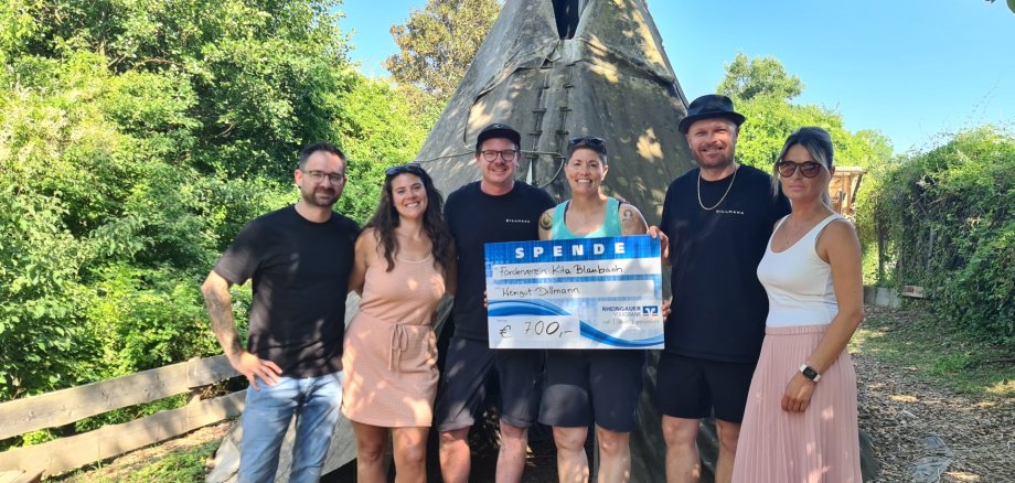 Leiterin der Blaubach Kita Christina Charisse, Erzieherin der Naturgruppe Tina Mohr, Tanja Zürn vom Flohmarktteam und Bürgermeister Christian Aßmann