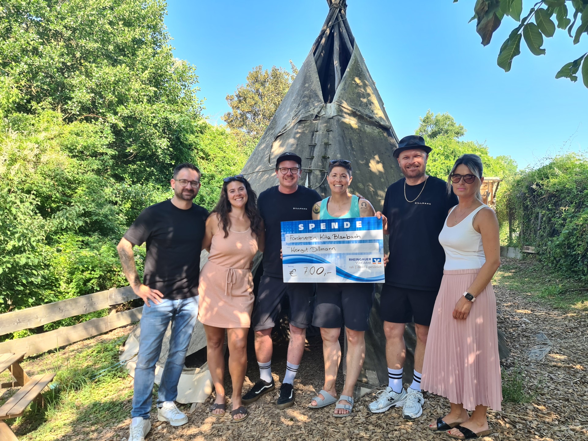 Leiterin der Blaubach Kita Christina Charisse, Erzieherin der Naturgruppe Tina Mohr, Tanja Zürn vom Flohmarktteam und Bürgermeister Christian Aßmann
