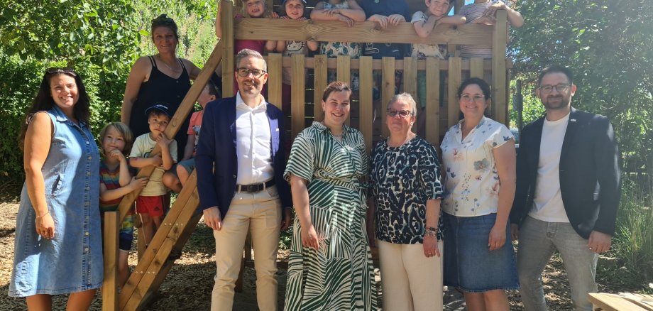 Leiterin der Blaubach Kita Christina Charisse, Erzieherin der Naturgruppe Tina Mohr, Tanja Zürn vom Flohmarktteam und Bürgermeister Christian Aßmann