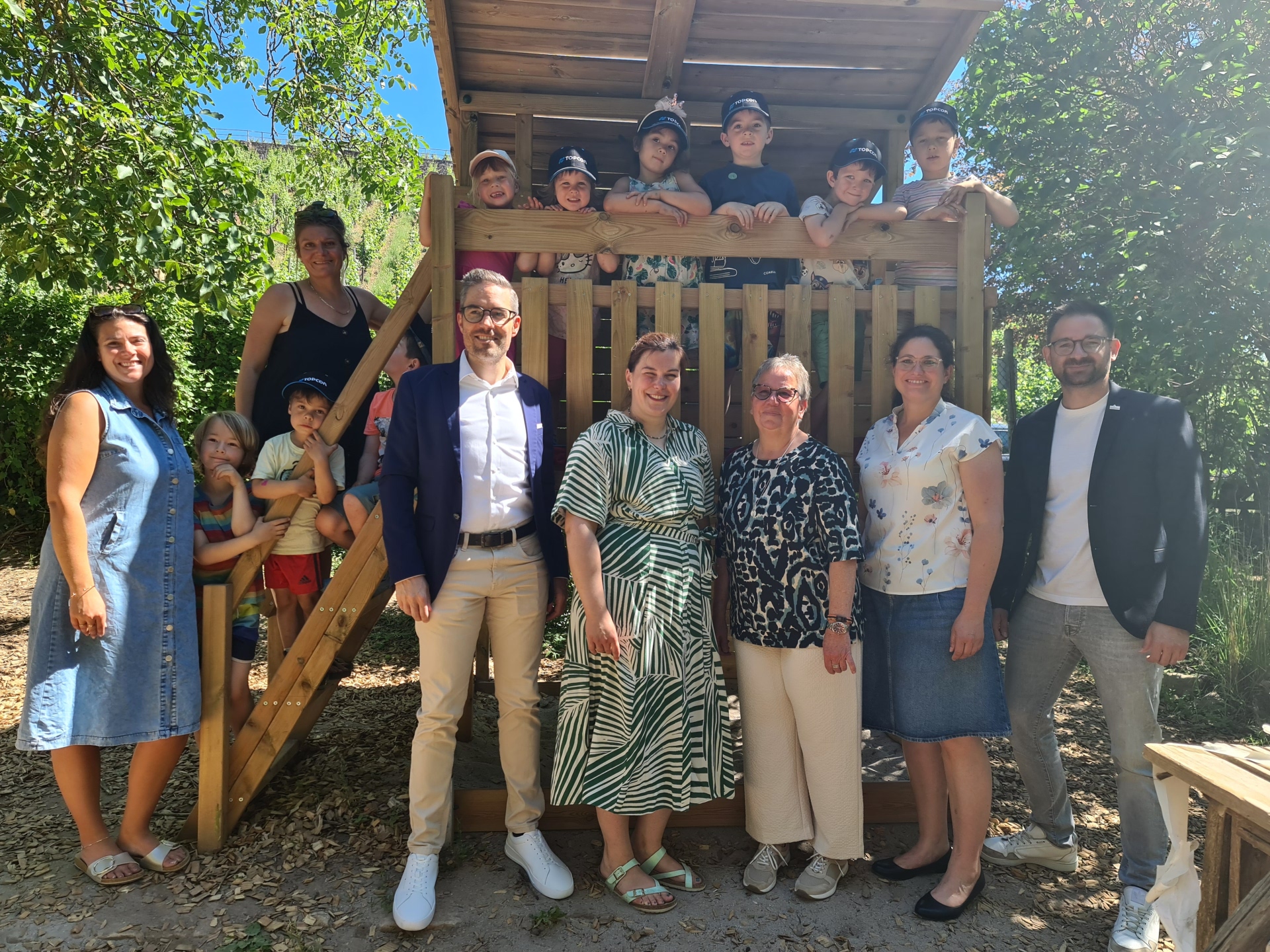 Leiterin der Blaubach Kita Christina Charisse, Erzieherin der Naturgruppe Tina Mohr, Tanja Zürn vom Flohmarktteam und Bürgermeister Christian Aßmann