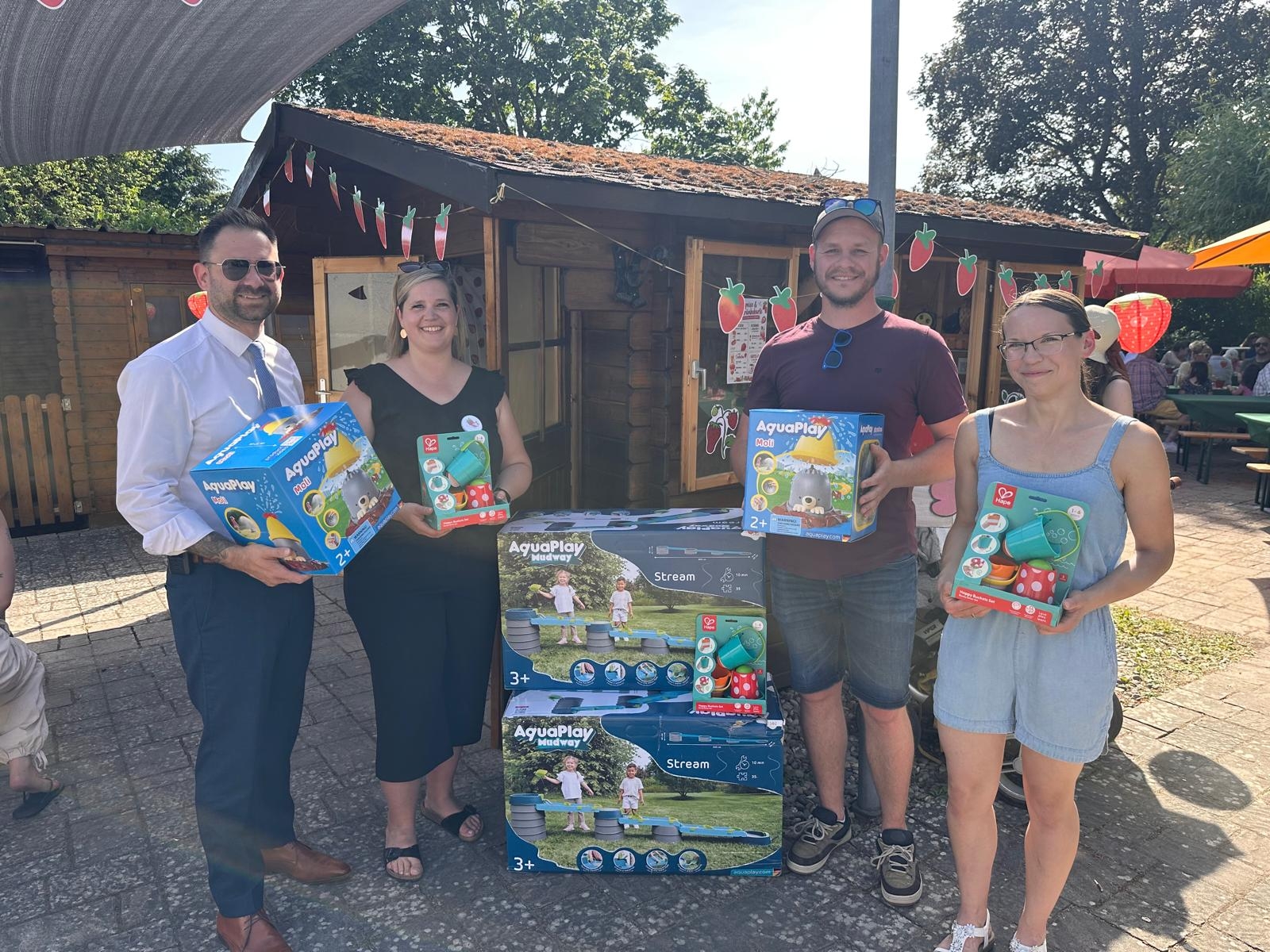 Leiterin der Blaubach Kita Christina Charisse, Erzieherin der Naturgruppe Tina Mohr, Tanja Zürn vom Flohmarktteam und Bürgermeister Christian Aßmann