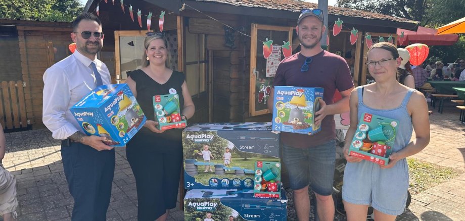 Leiterin der Blaubach Kita Christina Charisse, Erzieherin der Naturgruppe Tina Mohr, Tanja Zürn vom Flohmarktteam und Bürgermeister Christian Aßmann