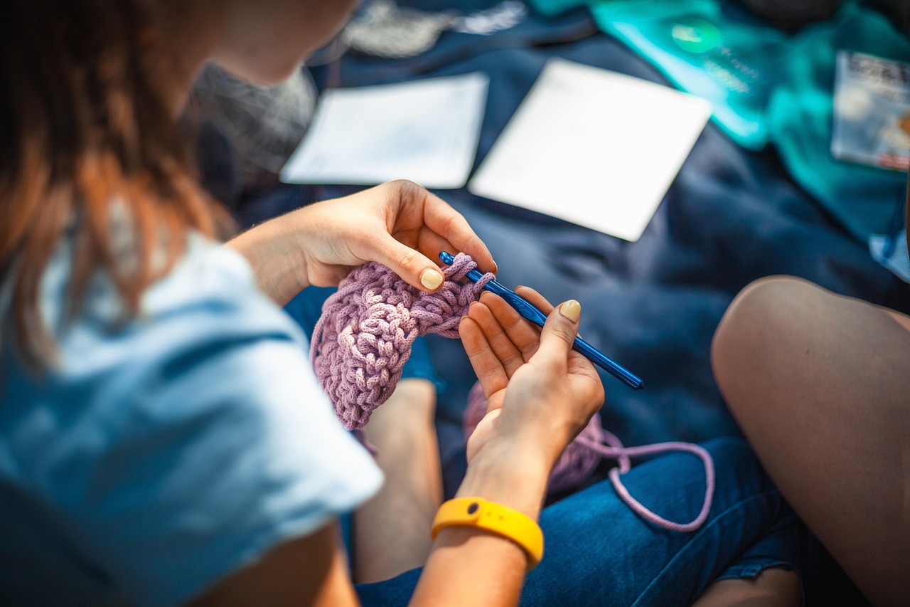 Mädchen das strickt