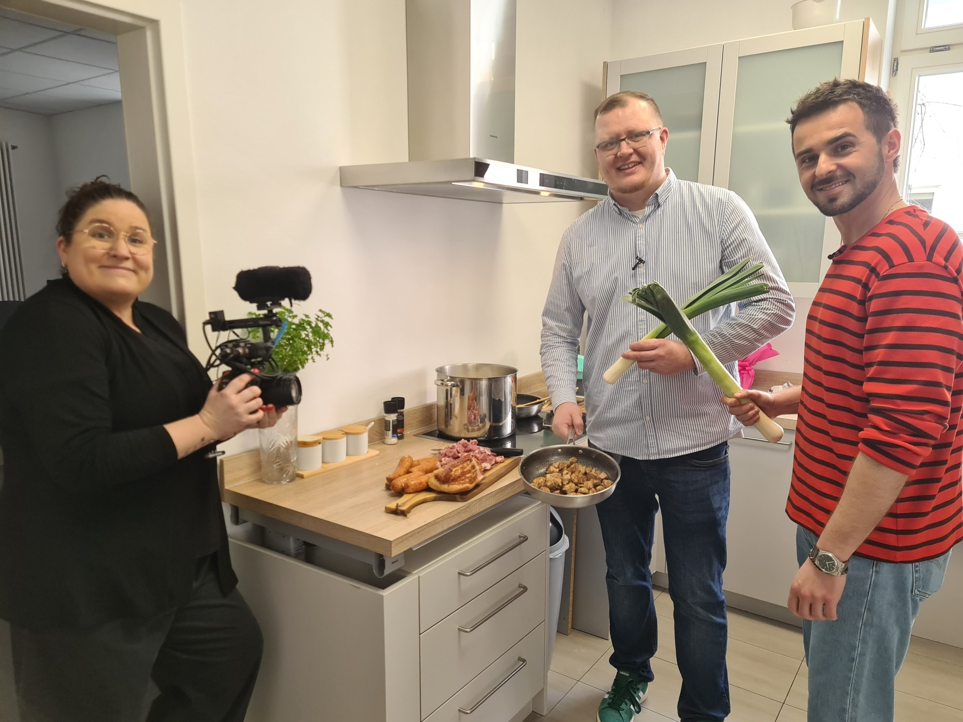 hr Redakteurin Tanja Höschele, Janusz Kacprzak und hr-Moderator Danijel Stanić 