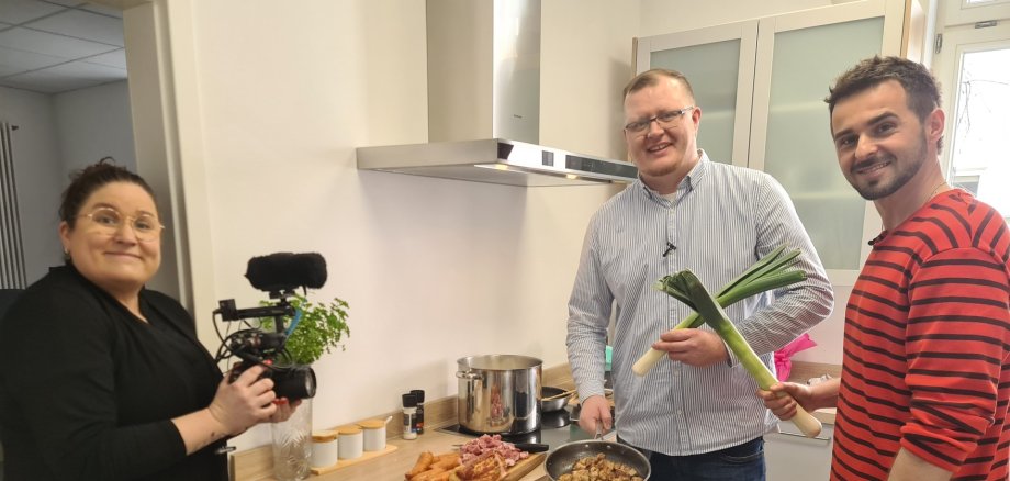 hr Redakteurin Tanja Höschele, Janusz Kacprzak und hr-Moderator Danijel Stanić