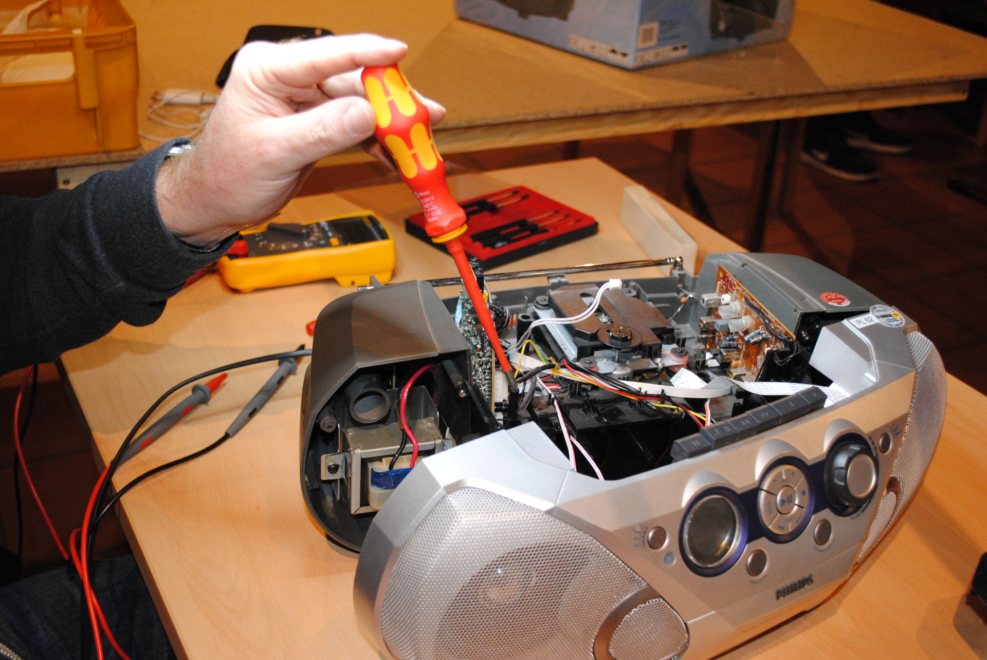 Kassettenrekorder wird mit Schraubenzieher repariert