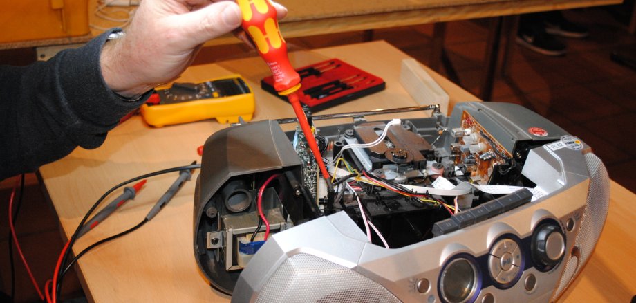 Kassettenrekorder wird mit Schraubenzieher repariert