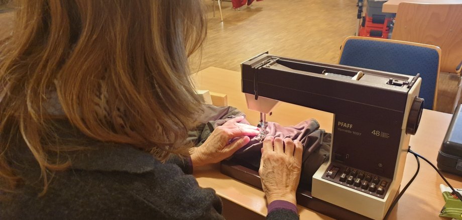 eine Frau, die etwas näht