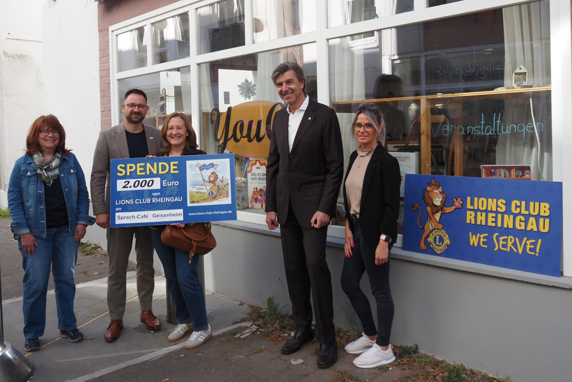v. l. n. r.: Andrea Walderbach, Bürgermeister Christian Aßmann, Iris Heim, Marc Wefers und Christina Roleder mit dem Spendenscheck