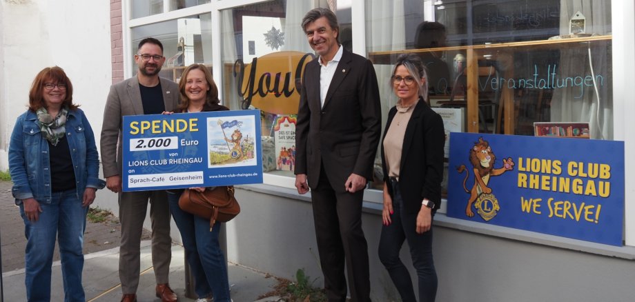 v. l. n. r.: Andrea Walderbach, Bürgermeister Christian Aßmann, Iris Heim, Marc Wefers und Christina Roleder mit dem Spendenscheck