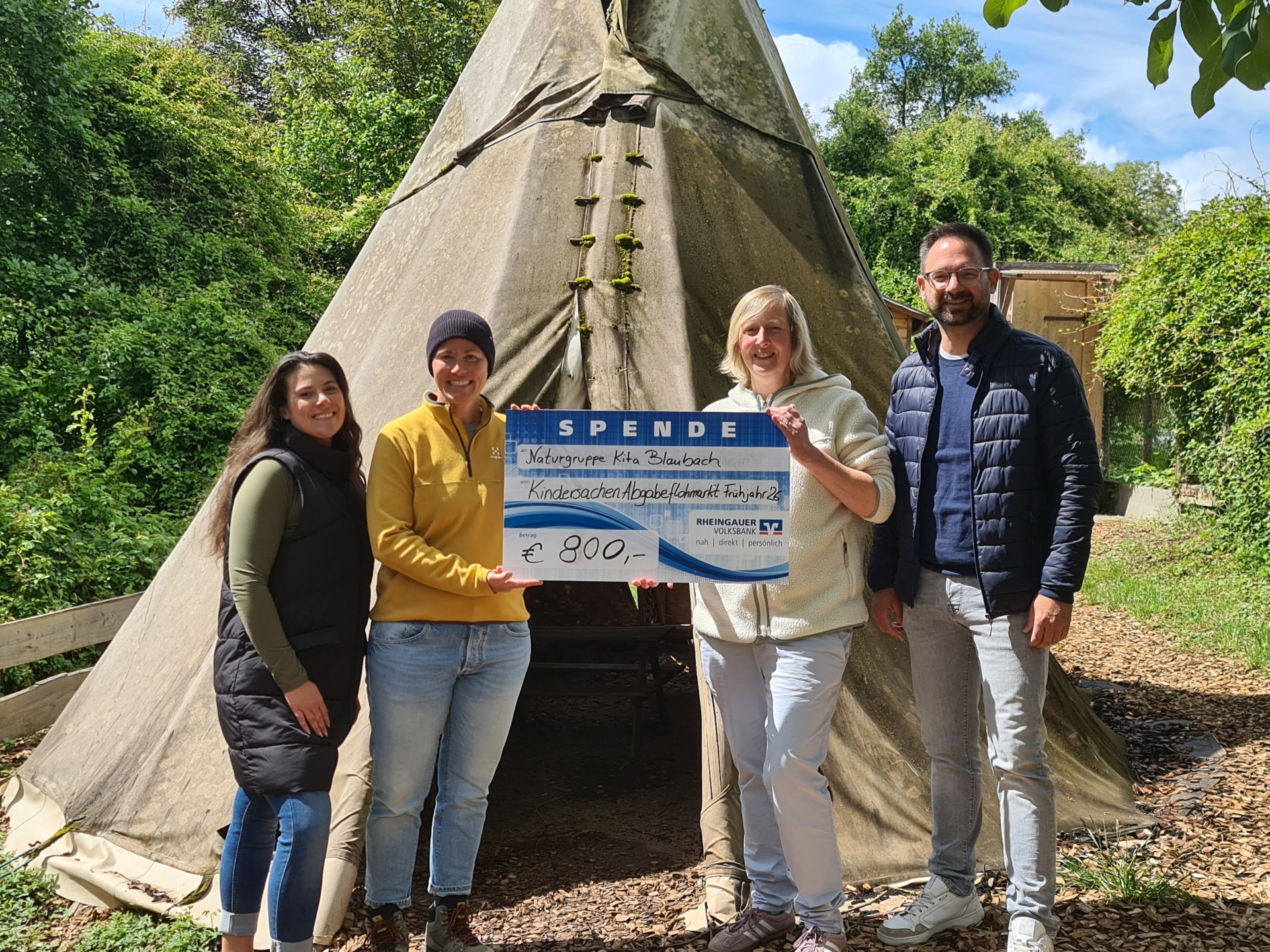 Leiterin der Blaubach Kita Christina Charisse, Erzieherin der Naturgruppe Tina Mohr, Tanja Zürn vom Flohmarktteam und Bürgermeister Christian Aßmann