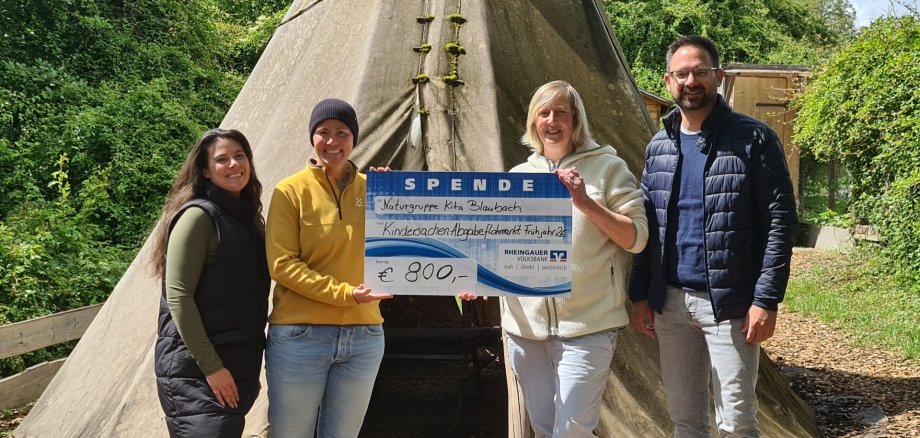 Leiterin der Blaubach Kita Christina Charisse, Erzieherin der Naturgruppe Tina Mohr, Tanja Zürn vom Flohmarktteam und Bürgermeister Christian Aßmann