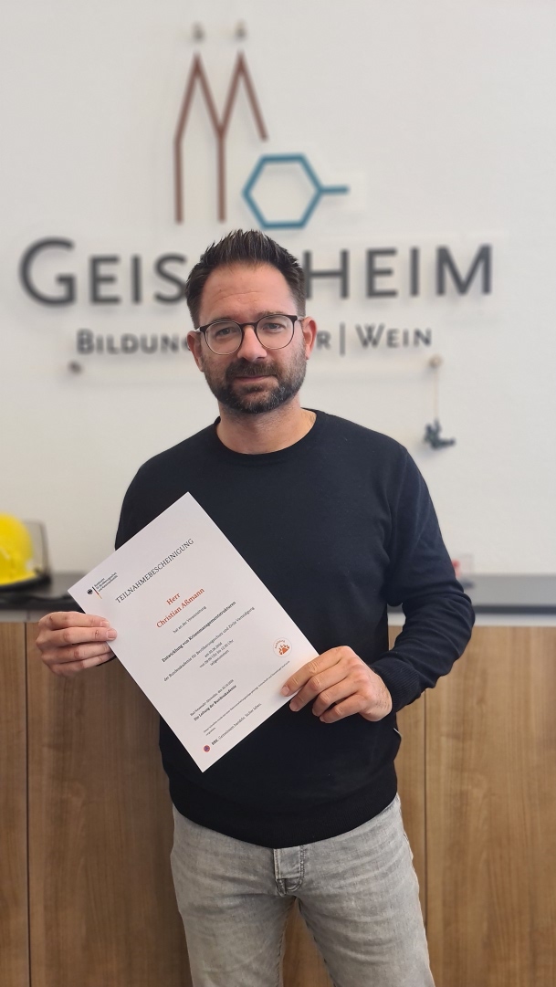 Bürgermeister Christian Aßmann mit Teilnahmebescheinigung