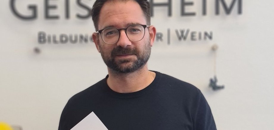 Bürgermeister Christian Aßmann mit Teilnahmebescheinigung