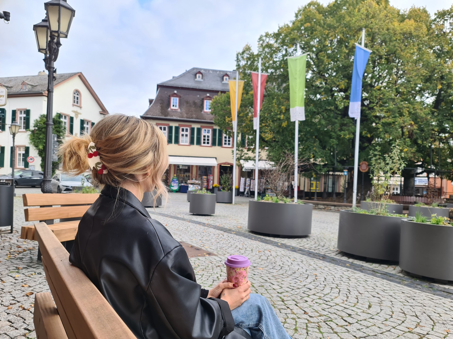 Neue Möblierung und Pflanzenkübel am Lindenplatz