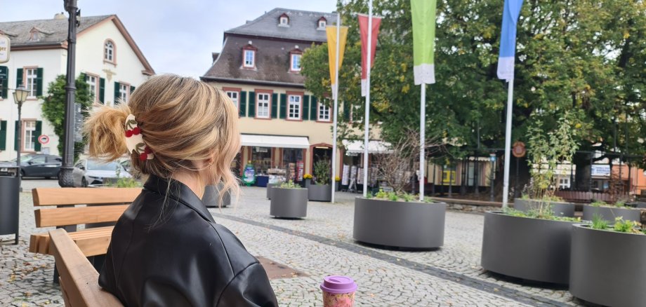 Neue Möblierung und Pflanzenkübel am Lindenplatz
