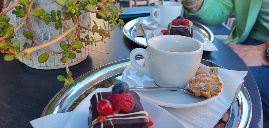 Törtchen und Kaffee