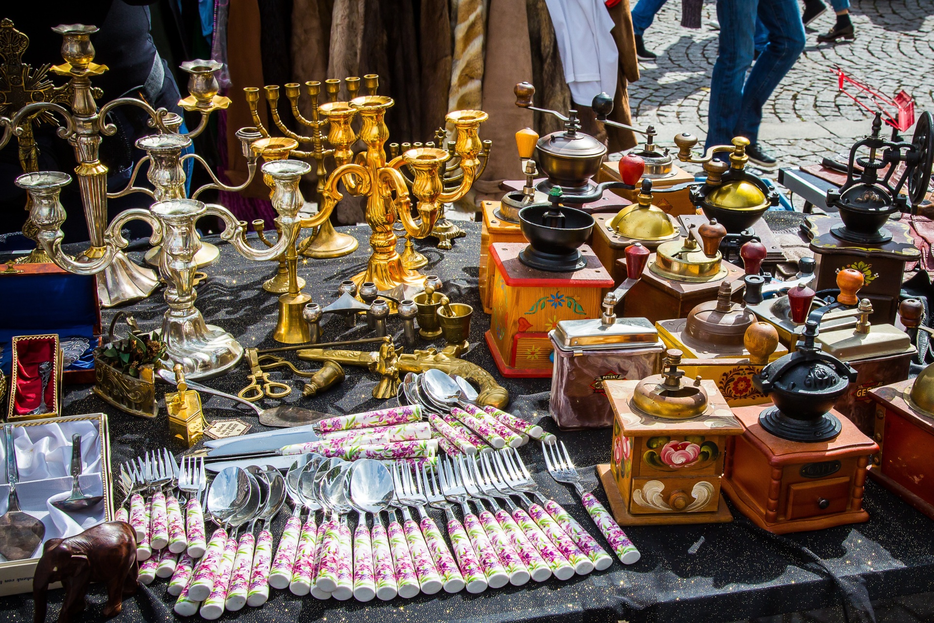 Flohmarktstand mit Trödel