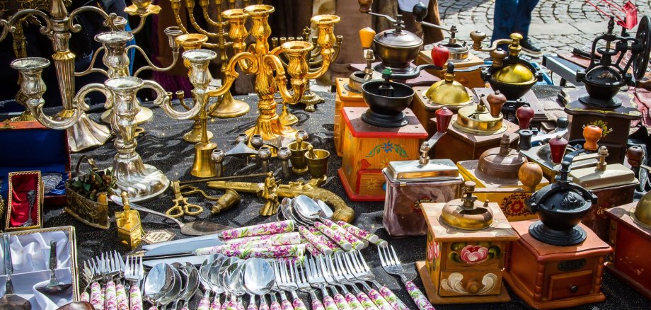 Flohmarktstand mit Trödel