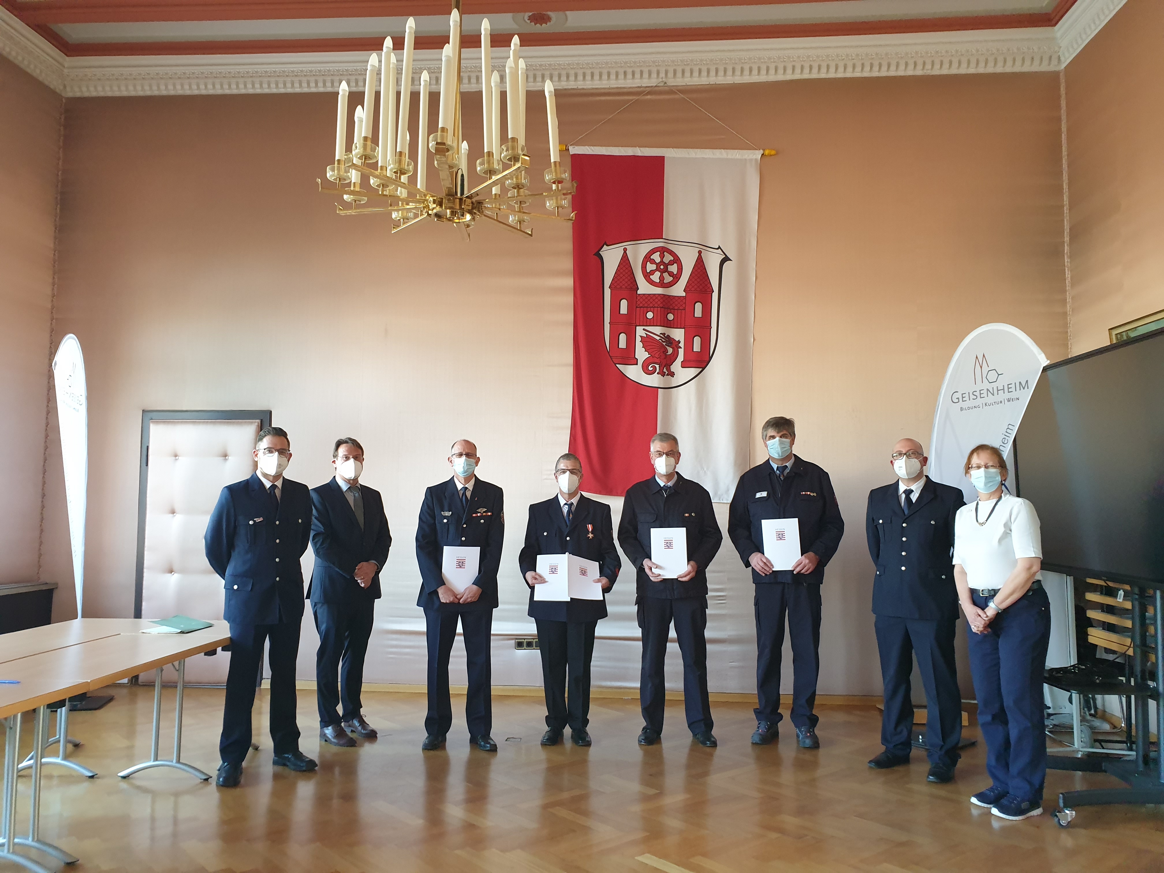 Geehrte Feuerwehrmänner im Rathaussaal