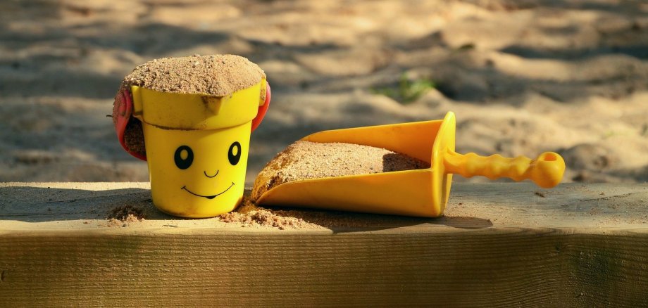 Sandkasten, mit Eimer und Schaufel