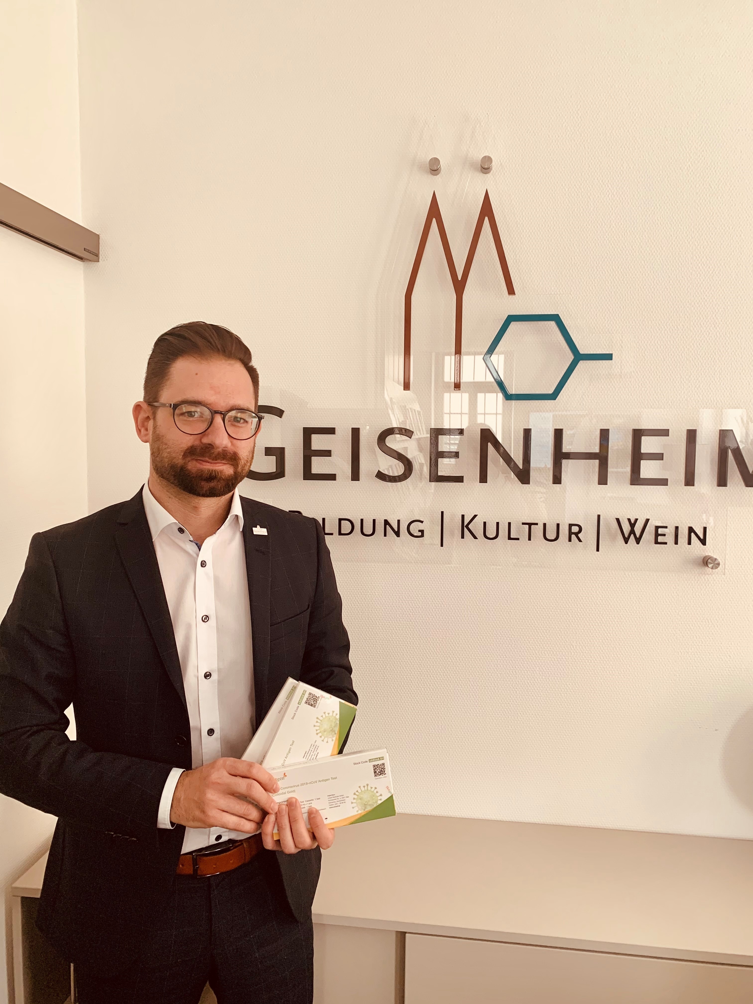 Bürgermeister Aßmann mit Schnelltests