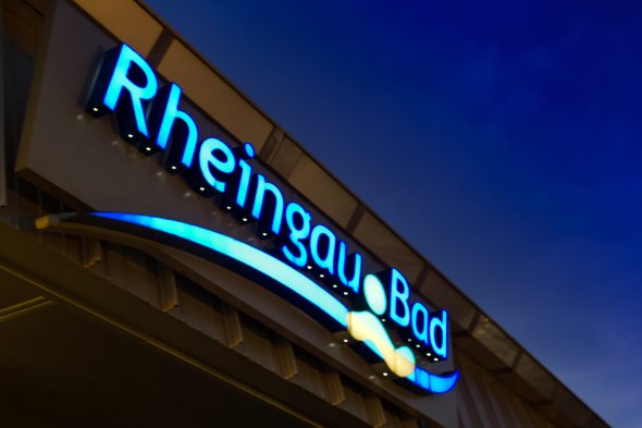 Leuchtendes Schild, des Rheingau Bades