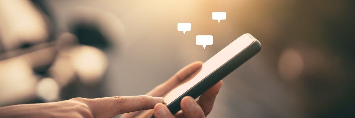 Person, die auf einem Smartphone tippt