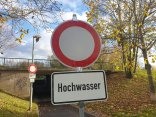 Schild Durchgang verboten Hochwasser