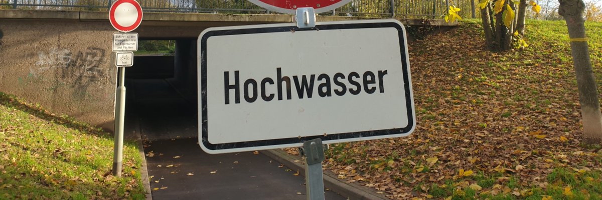 Verkehrsschild „Hochwasser“ mit Durchfahrtsverbot.