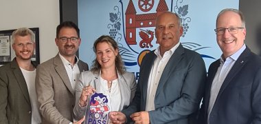 Bild von links nach rechts: Patrick Kirschner (Leiter Amt für Sicherheit und Ordnung), Christian Aßmann (Bürgermeister), Nancy Nüdling (Resilienzbeauftragte), Roman Poseck (Hessischer Innenminister) und Ingo Schon (Landtagsabgeordneter Hessen)