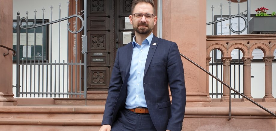 Christian Aßmann vor dem Rathaus