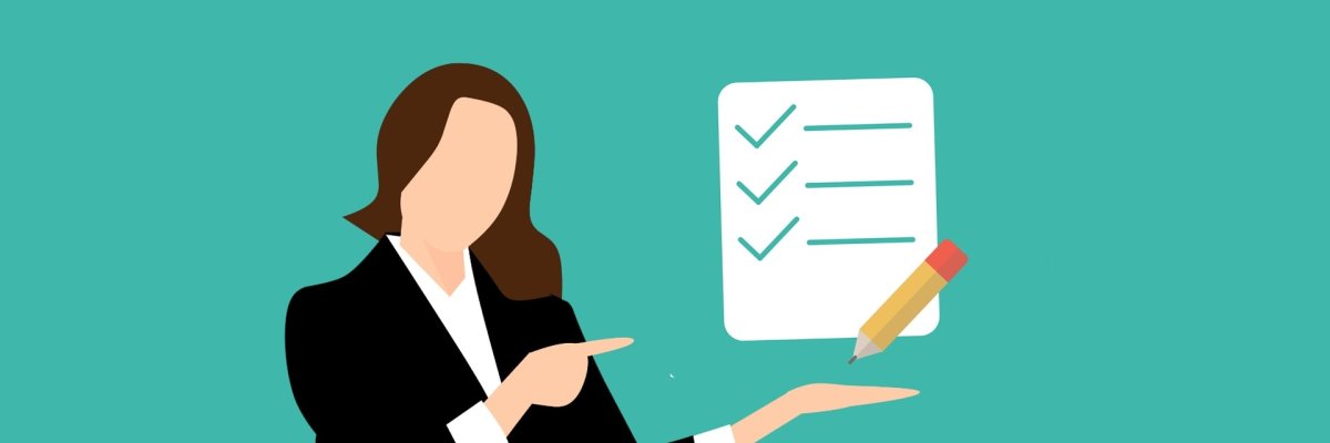 Person, die eine Checkliste hält und auf sie zeigt