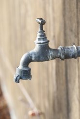 Wasserhahn an einer Wand