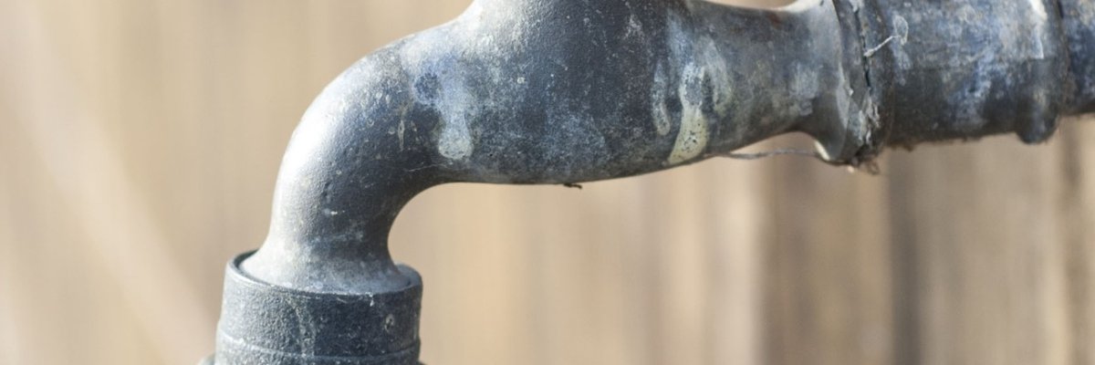 Wasserhahn an einer Wand