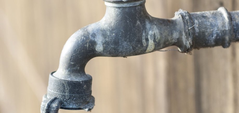 Wasserhahn an einer Wand