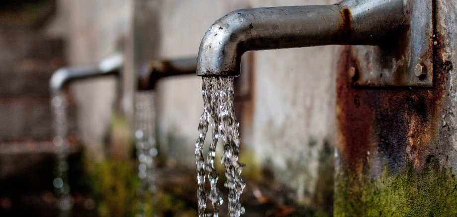 mehrere, fließende Wasserhähne an einer Wand