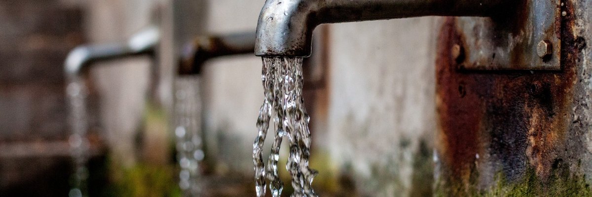 mehrere, fließende Wasserhähne an einer Wand
