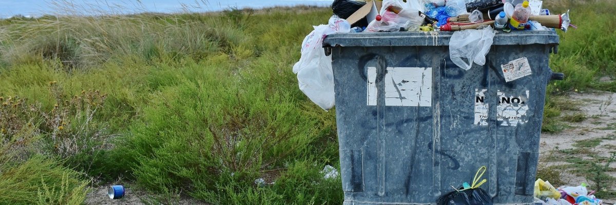 überfüllte Mülltonne