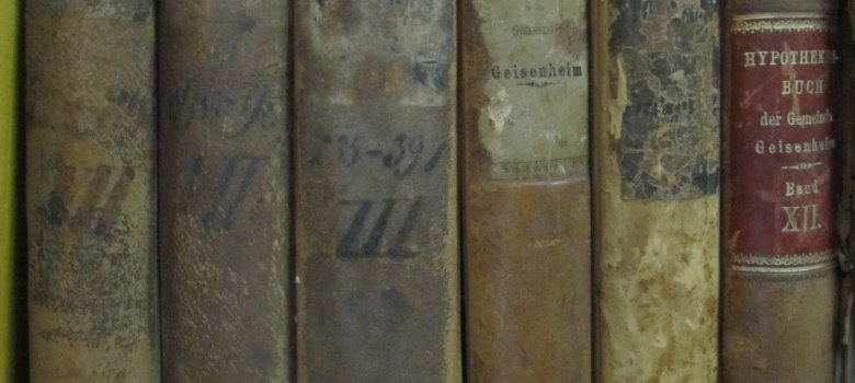 eine Reihe alter Bücher