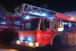 Feuerwehrauto mit Blaulicht, bei Nacht
