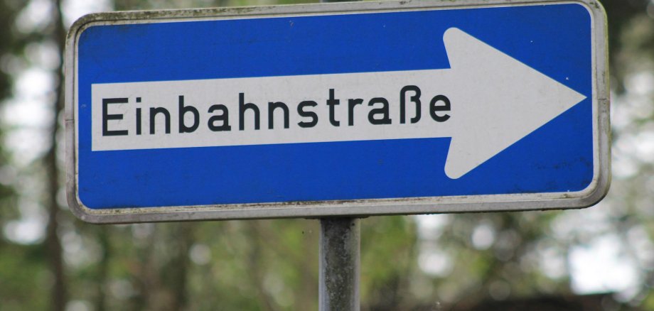 Straßenschild der Einbahnstraße