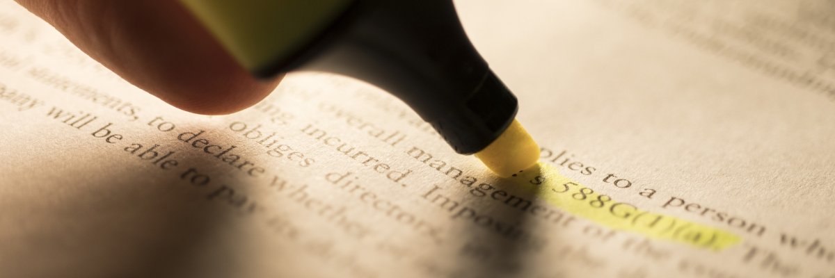 Textmarker. der eine Stelle in einem Text markiert