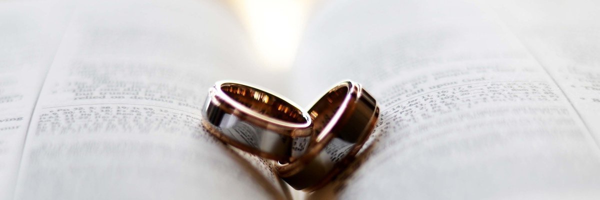 Ringe in Buch_Jeff Balbalosa