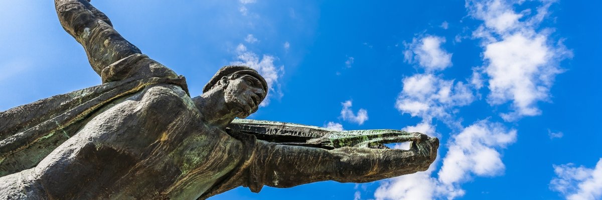 Statue und Himmel