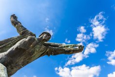Statue, die von unten fotografiert wurde